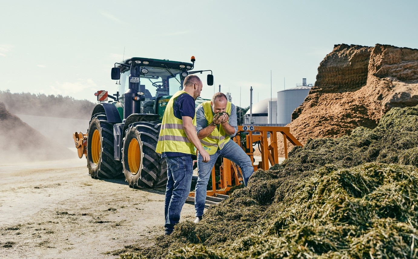 Mitarbeiter in Biogasanlage arbeiten mit Masse zur Herstellung für Biogas